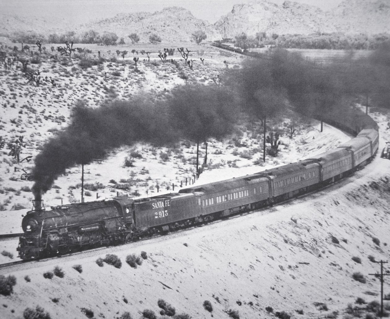 Pociąg „Grand Canyon Limited” linii kolejowej Santa Fe na przełęczy Cajon w Victorville w Kalifornii autorstwa American Photographer