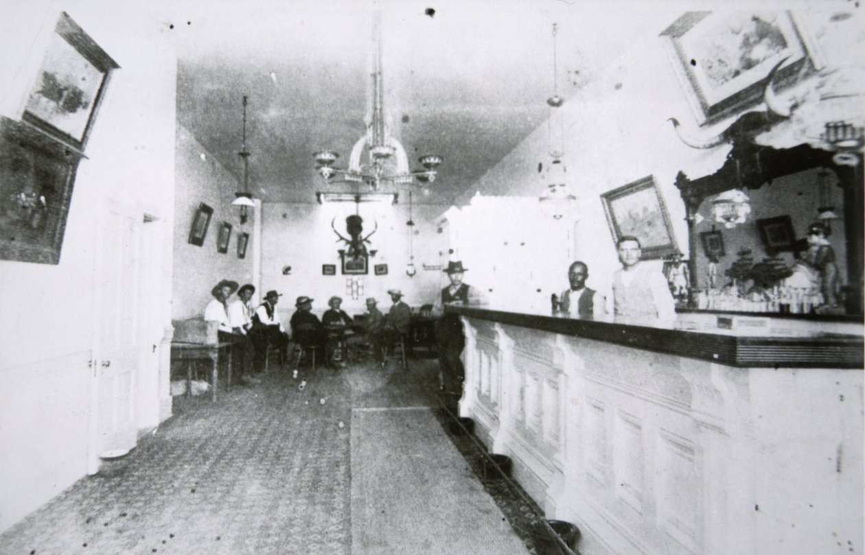 Salon Long Branch, Dodge City, Kansas, ok. 1880 (zdjęcie czarno-białe) autorstwa American Photographer