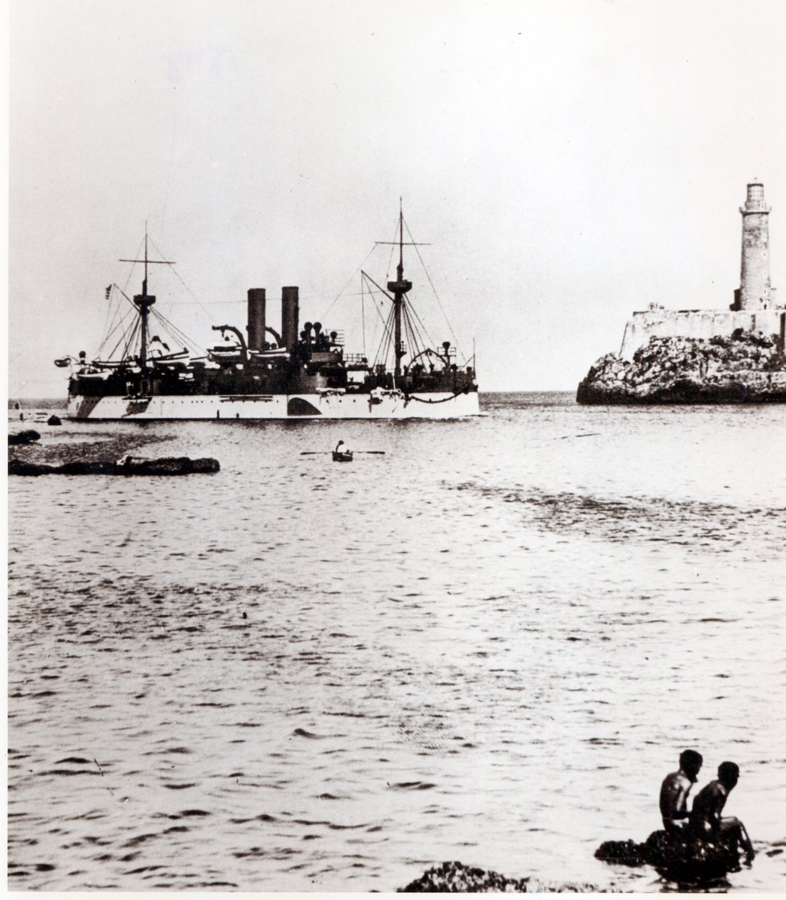USS Maine wchodzący do portu w Hawanie na Kubie, 1898 (patrz 206526, 206527) autorstwa American Photographer