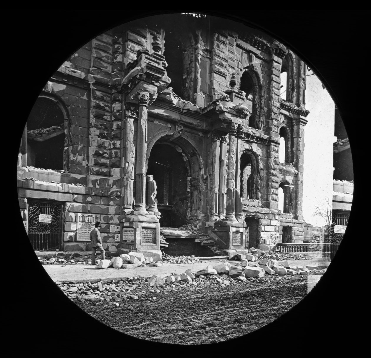 Zachodnie wejście do gmachu sądu po wielkim pożarze w Chicago, 1871 (szklana zjeżdżalnia z latarnią) autorstwa American Photographer