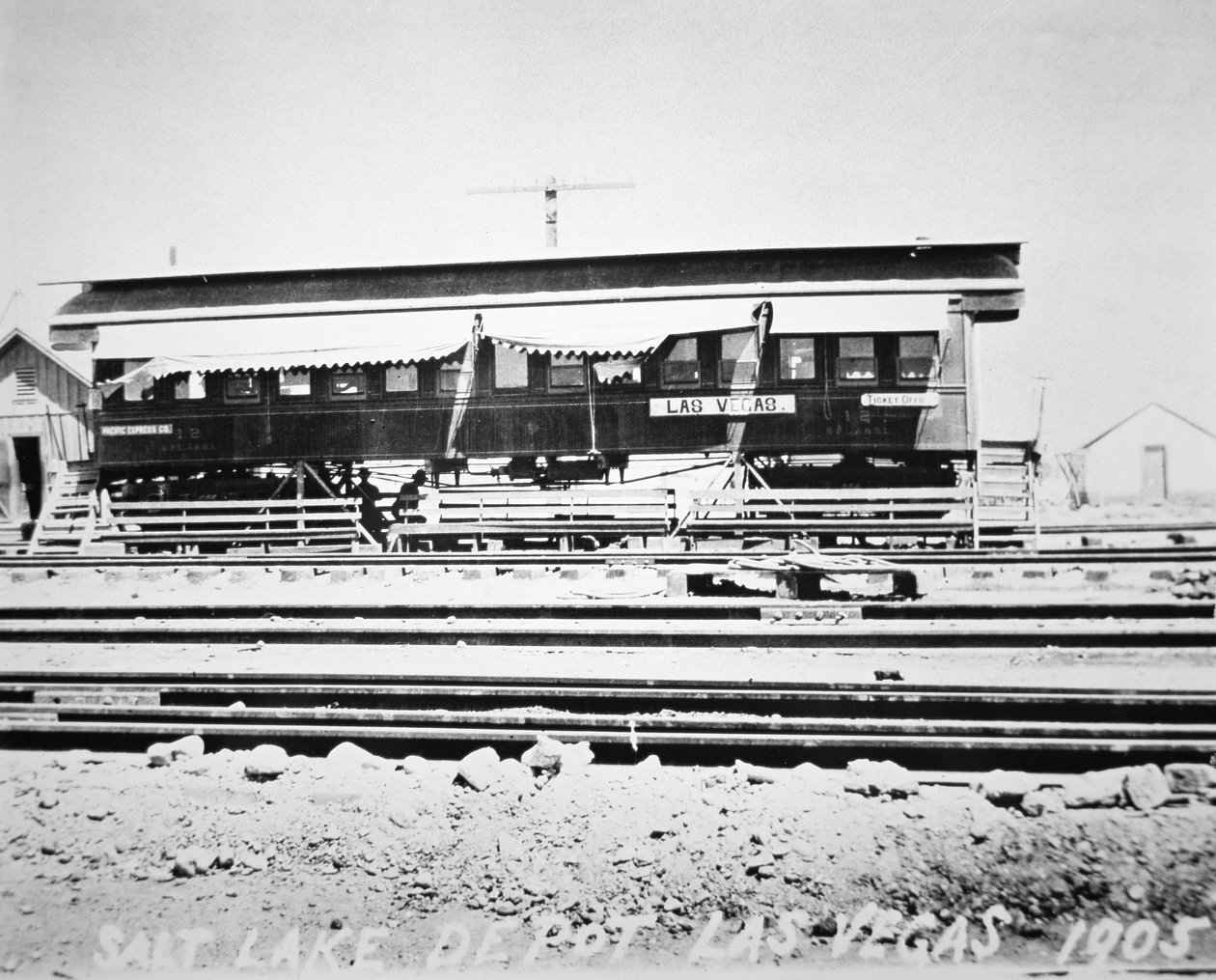Zajezdnia, poczekalnia i kasa biletowa Las Vegas Salt Lake Railroad, Nevada autorstwa American Photographer