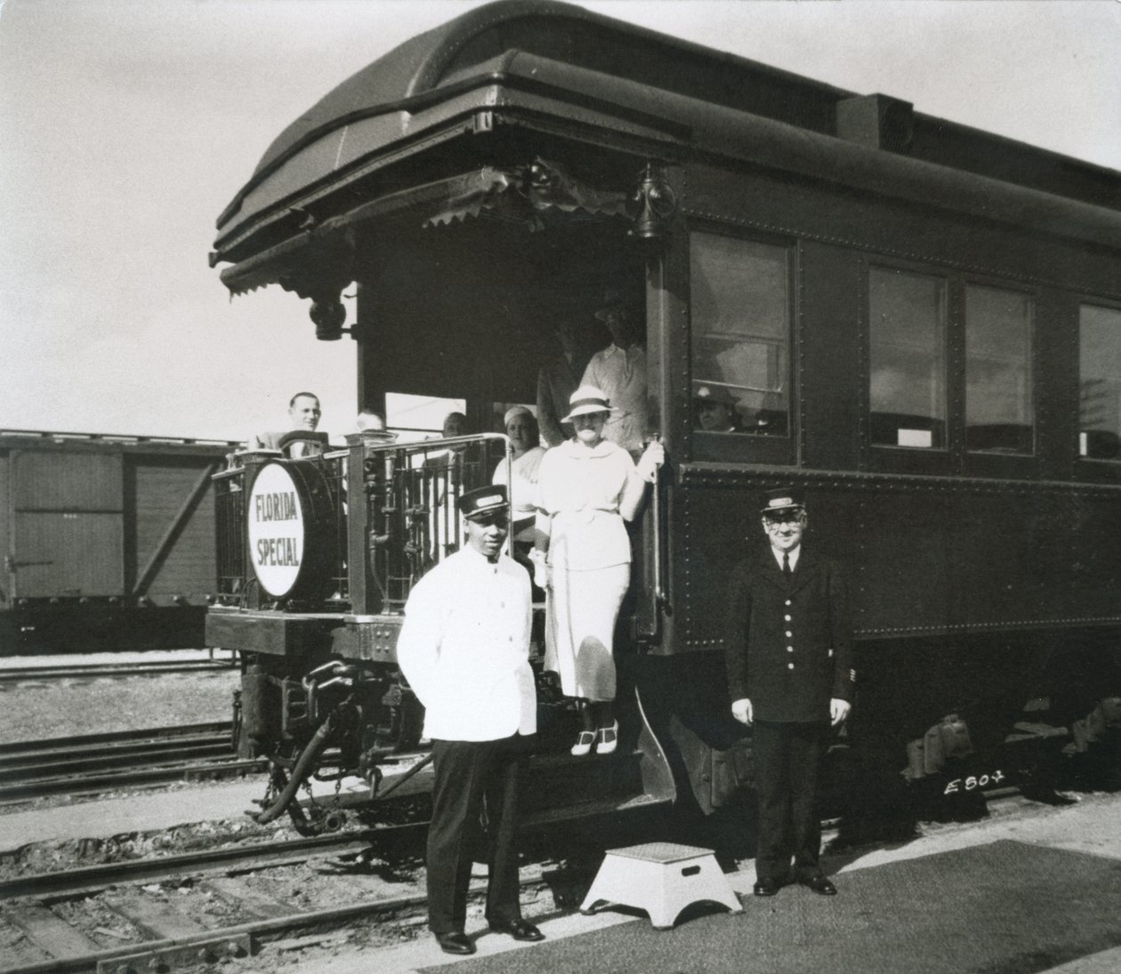 Samochód obserwacyjny luksusowego „Florida Special” w stylu Pullman, kursującego na trasie Florida East Coast Railway, Nowy Jork do Miami autorstwa American Photographer