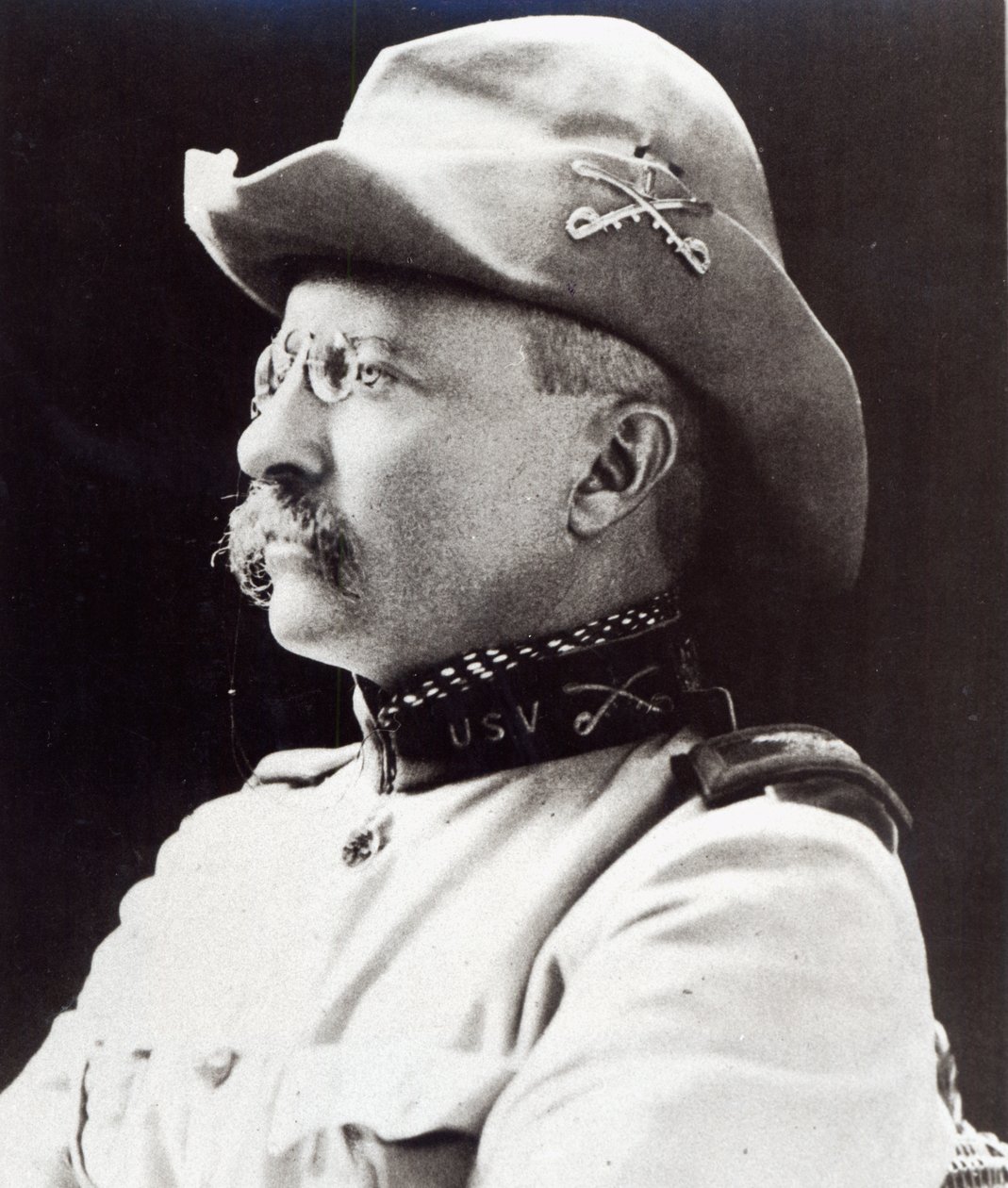 Theodore Roosevelt jako podpułkownik 1 Pułku Kawalerii Ochotniczej USA w 1898 roku (zdjęcie b/w) autorstwa American Photographer
