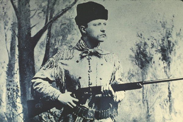 Theodore Roosevelt w stroju myśliwskim, ok. 1885 (zdjęcie czarno-białe) autorstwa American Photographer