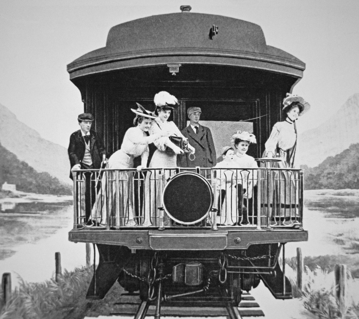 Turyści robiący malownicze zdjęcia z tylnej platformy obserwacyjnej pociągu Union Pacific autorstwa American Photographer