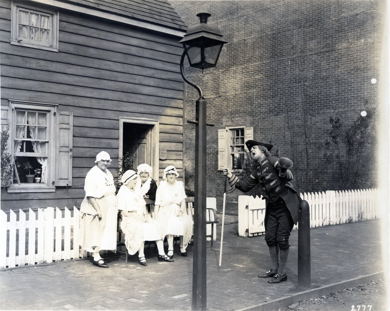 Town Crier na High Street, 1926 (odbitka żelatynowo-srebrowa) autorstwa American Photographer