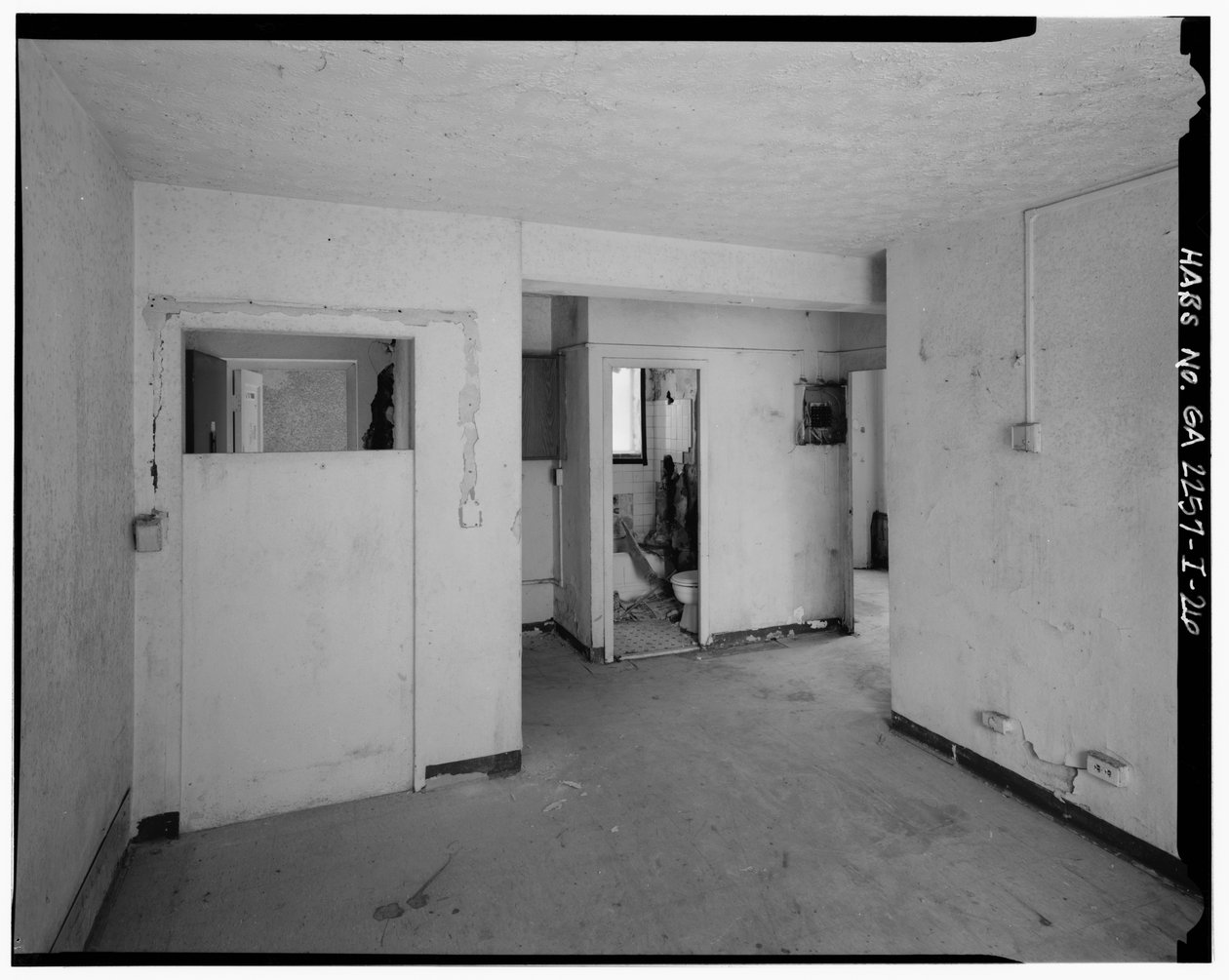 Typowy apartament z 2 sypialniami i pralnią w holu wejściowym. - Techwood Homes, budynek nr 6, 465 Techwood Drive i 119-125 Hunnicutt Street, Atlanta, Fulton County, GA autorstwa American Photographer