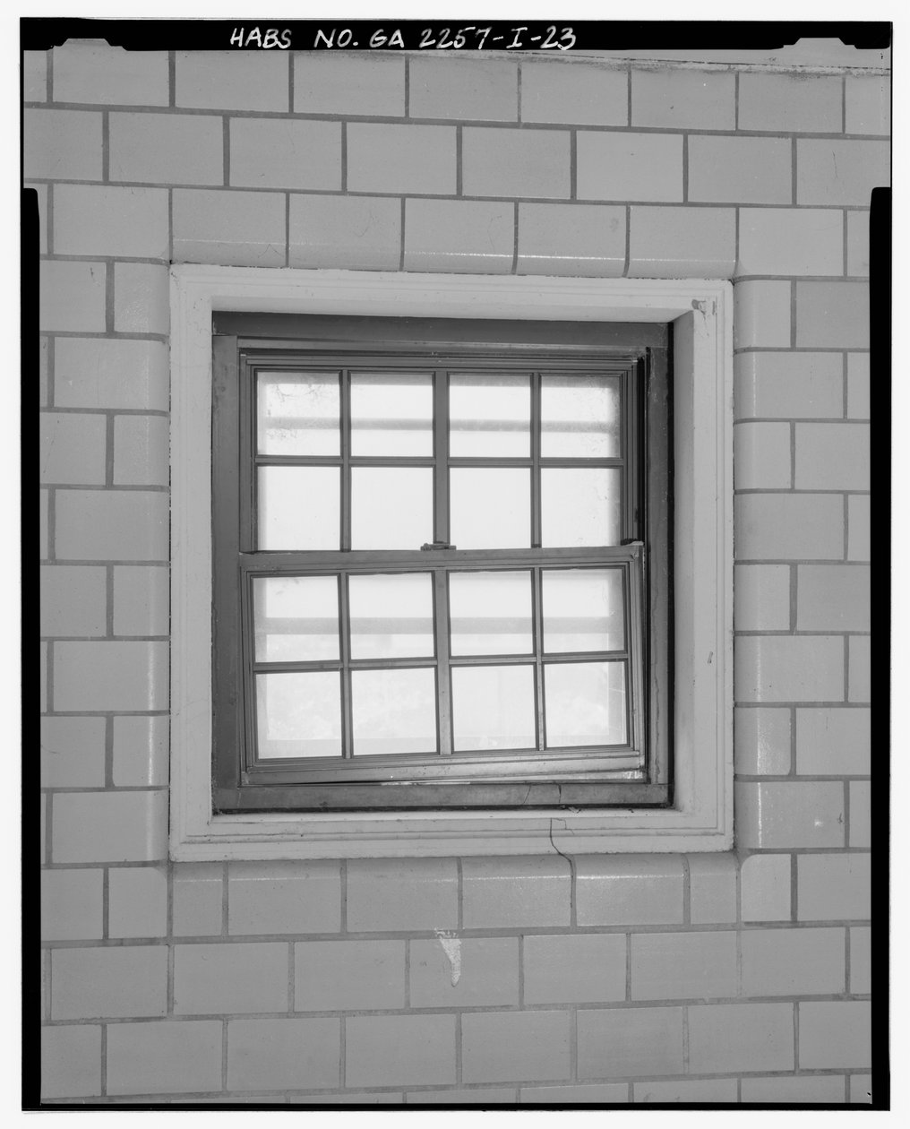 Typowy szczegół okna klatki schodowej. - Techwood Homes, budynek nr 6, 465 Techwood Drive i 119-125 Hunnicutt Street, Atlanta, Fulton County, GA autorstwa American Photographer