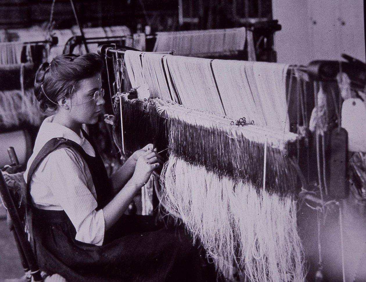 Amerykański przemysł włókienniczy, operator włókienniczy w przędzalni bawełny w Massachusetts, ok. 1900 (zdjęcie czarno-białe) autorstwa American Photographer