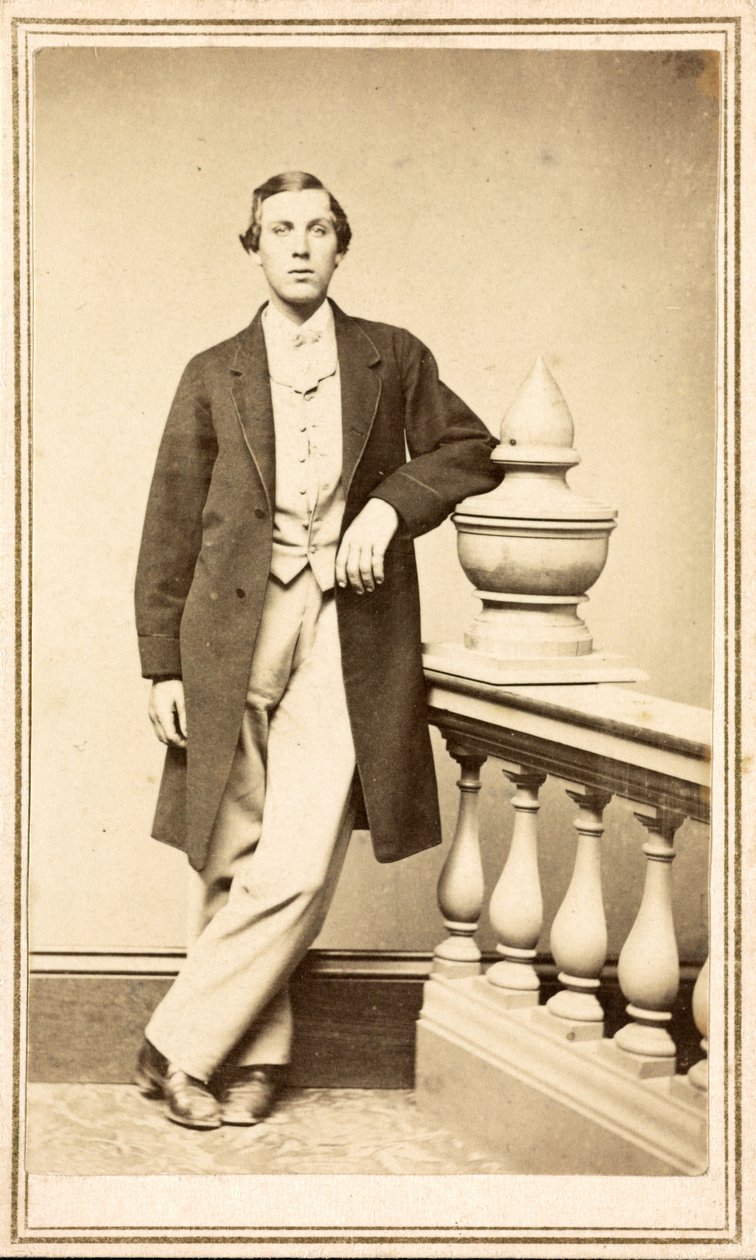 Niezidentyfikowany mężczyzna w płaszczu opartym o filar, ok. 1860-75 (odbitka albumowa) autorstwa American Photographer