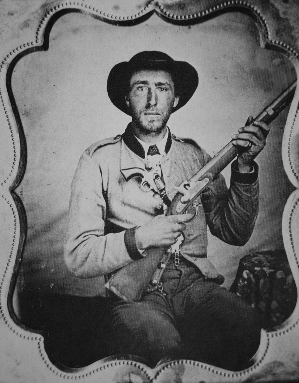 Nieznany żołnierz Konfederacji pozuje w pracowni fotograficznej (zdjęcie czarno-białe) autorstwa American Photographer