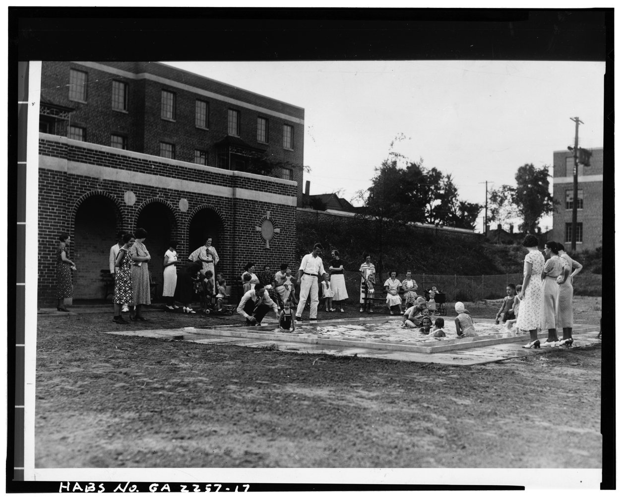 Brodzik, Techwood Homes (budynek publiczny), ograniczony North Avenue, Parker Street, William Street i Lovejoy Street, Atlanta, Fulton County, GA, c.1940 (zdjęcie czarno-białe) autorstwa American Photographer