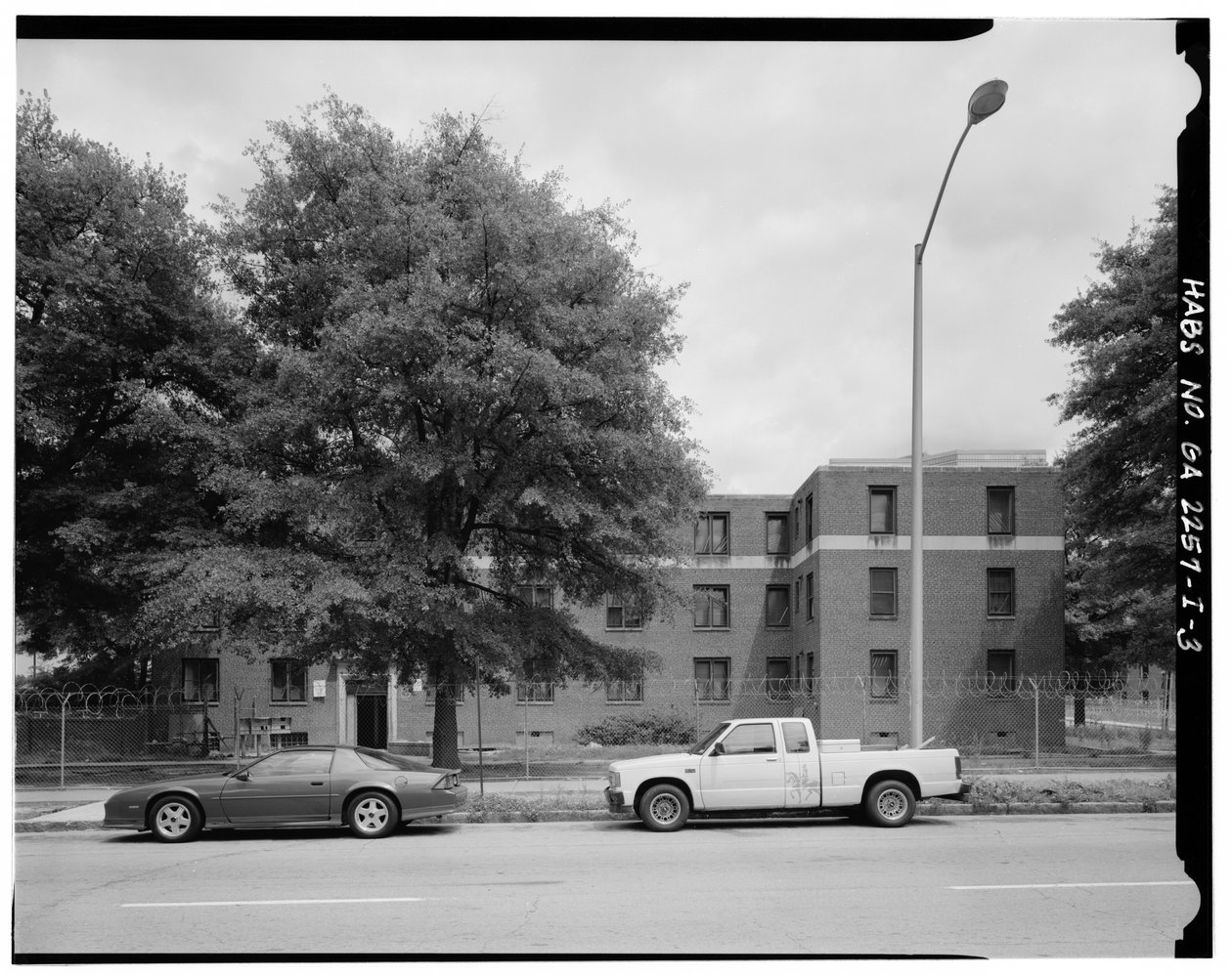 West side, 465 Techwood Drive i 125 Hunnicutt Street (po prawej). - Techwood Homes, budynek nr 6, 465 Techwood Drive i 119-125 Hunnicutt Street, Atlanta, Fulton County, GA (zdjęcie czarno-białe) autorstwa American Photographer