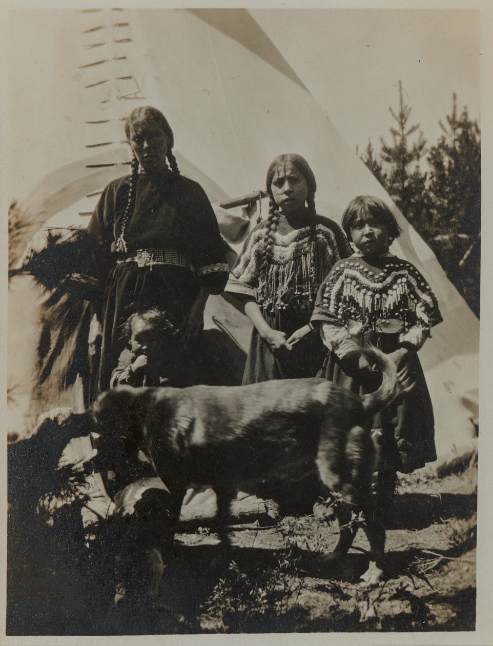 Kobieta, dwie dziewczynki i dziecko z psem, ok. 1900 r. Srebrna fotografia żelatynowa autorstwa American Photographer