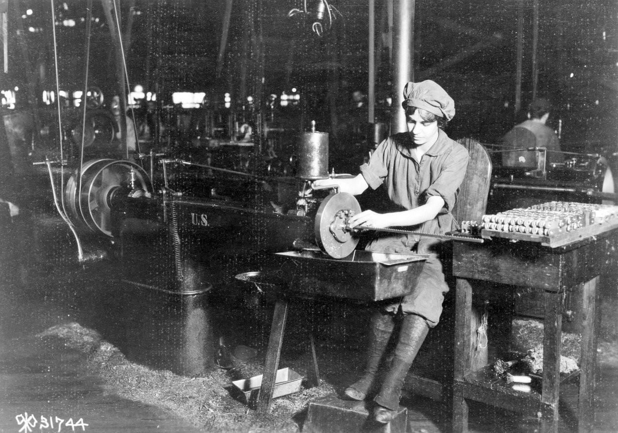 Kobieta wyciągająca klucze w uchwycie do karabinu, Eddystone Rifle Plant, Eddystone, Pensylwania, podczas I wojny światowej, 1914-18 autorstwa American Photographer