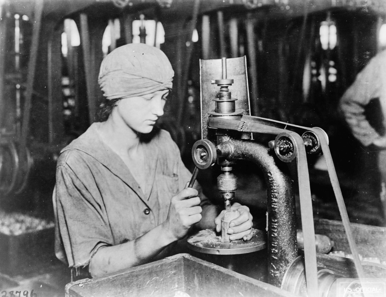 Kobieta pogłębia otwór w rurze detonatora i otwór do napełniania granatu ręcznego w Westinghouse Electric & Mfg. Co., East Pittsburgh, Pensylwania, podczas I wojny światowej, 1914-18 autorstwa American Photographer
