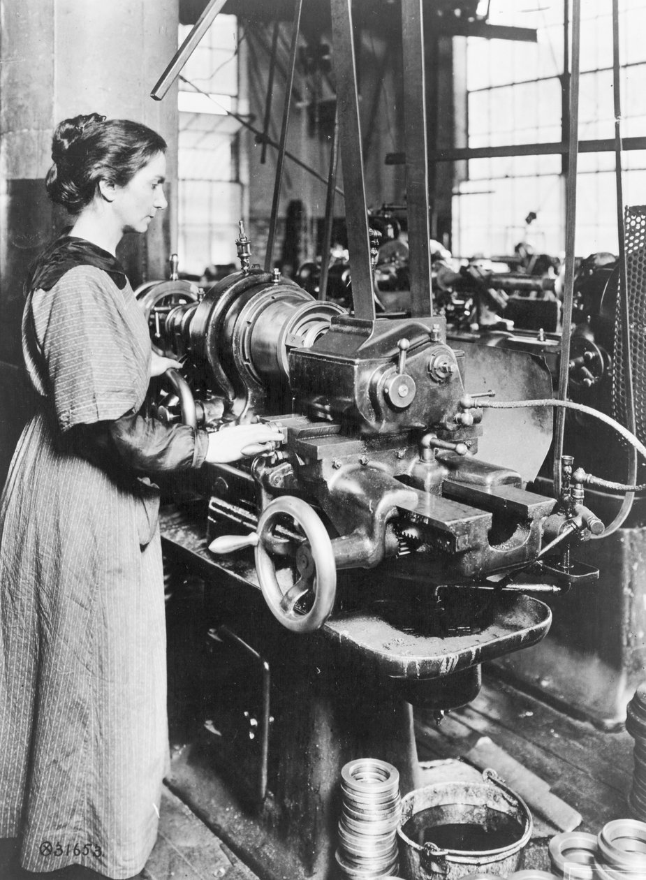 Kobieta pracująca przy frezarce do gwintów wewnętrznych, Norton Grinding Co., Worcester, MA, podczas I wojny światowej, 1914-18 autorstwa American Photographer