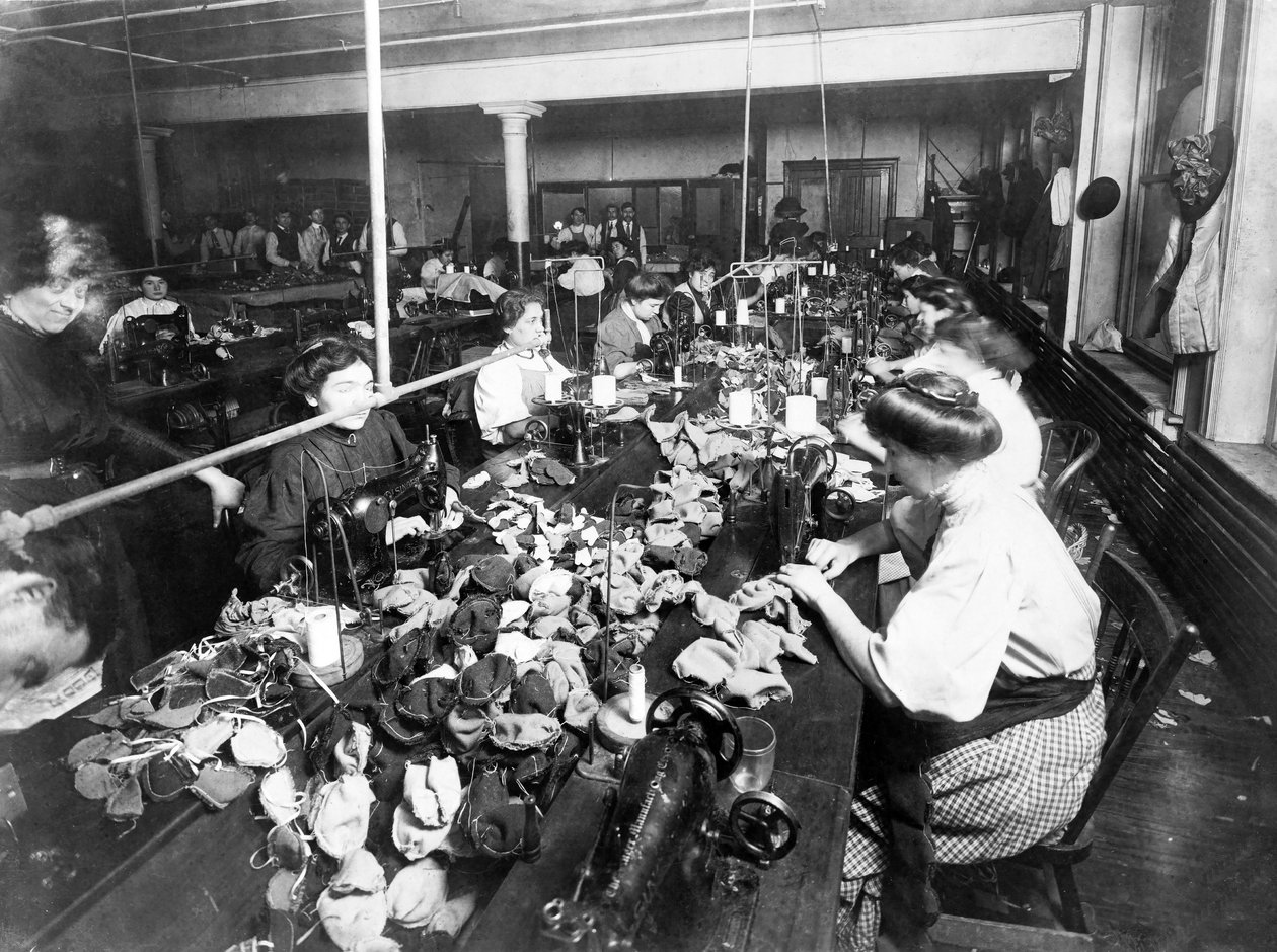 Kobiety szyjące pluszowe misie w fabryce, ok. 1915 autorstwa American Photographer