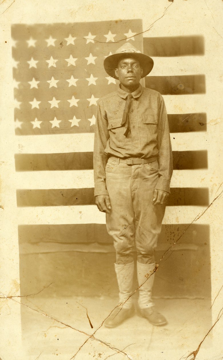 Żołnierz I wojny światowej z amerykańską flagą w tle, 1914-18 autorstwa American Photographer