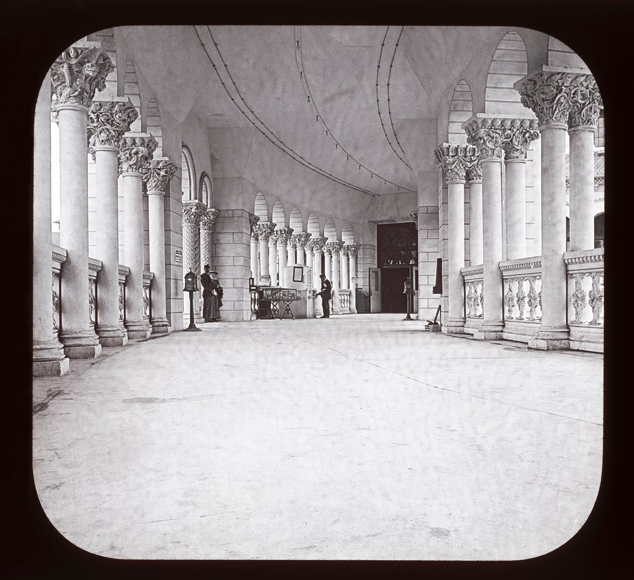 Worlds Columbian Exposition: Fisheries Colonade, Chicago, 1893 (zjeżdżalnia z latarnią) autorstwa American Photographer