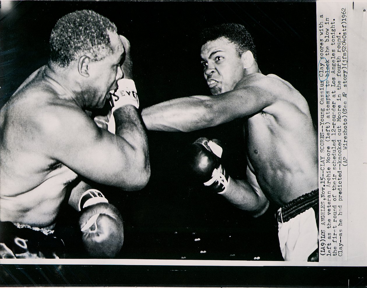 Młody Cassius Clay strzela lewą stroną przeciwko weteranowi Archie Moore w pierwszej rundzie walki w Los Angeles autorstwa American Photographer
