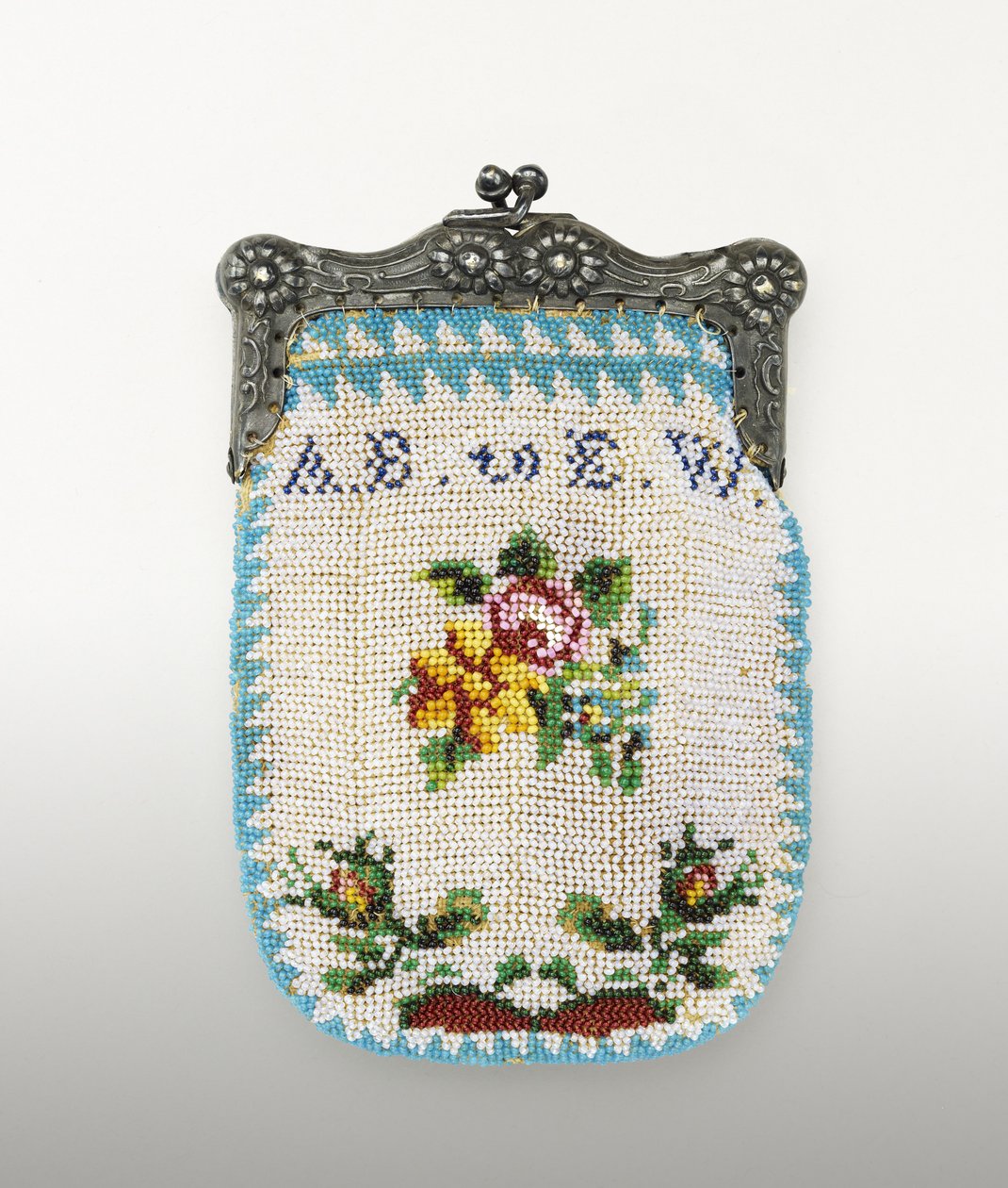 Torebka z koralikami, ok. 1843 (szklane koraliki, srebro niklowe i podkładka tekstylna) autorstwa American School