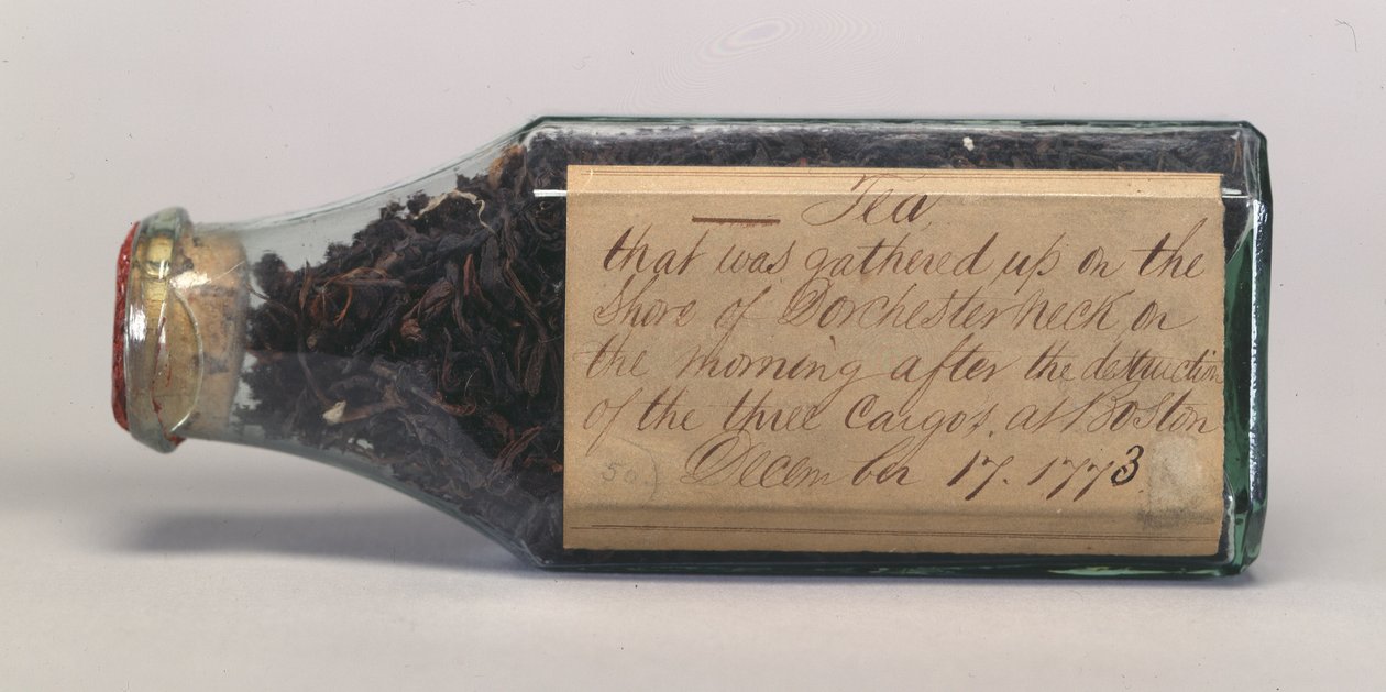 Liście herbaty Boston Tea Party w szklanej butelce, zebrane przez T.M. Harris, Dorchester Neck, grudzień 1773 autorstwa American School