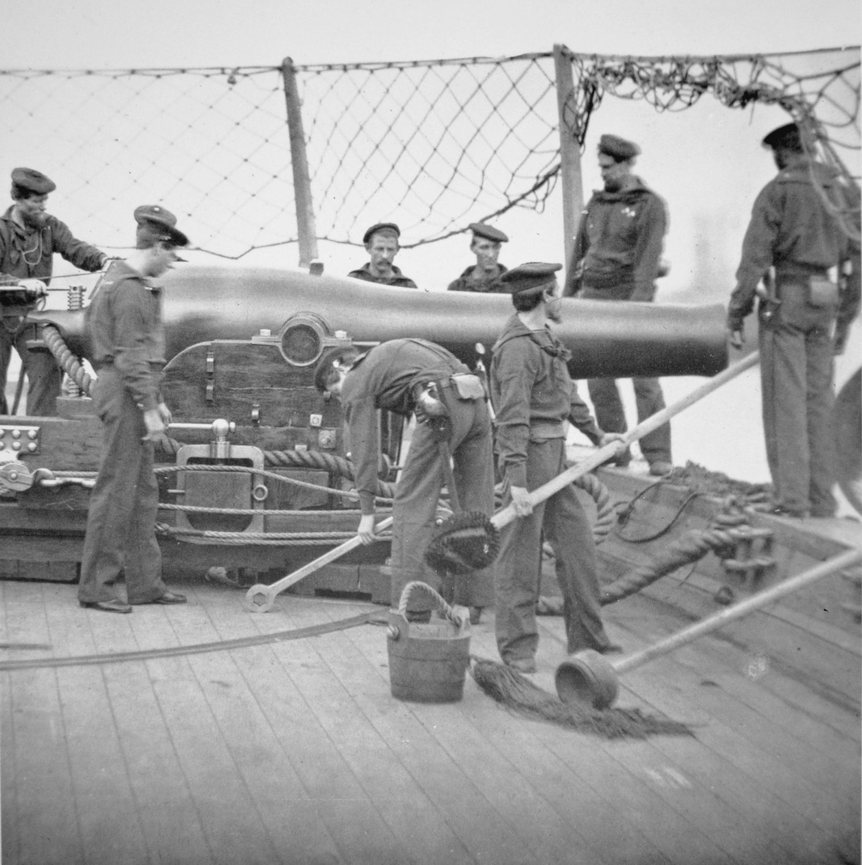 Federal Sailors Man 9-calowy Dahlgren Gun (zdjęcie czarno-białe) autorstwa American School