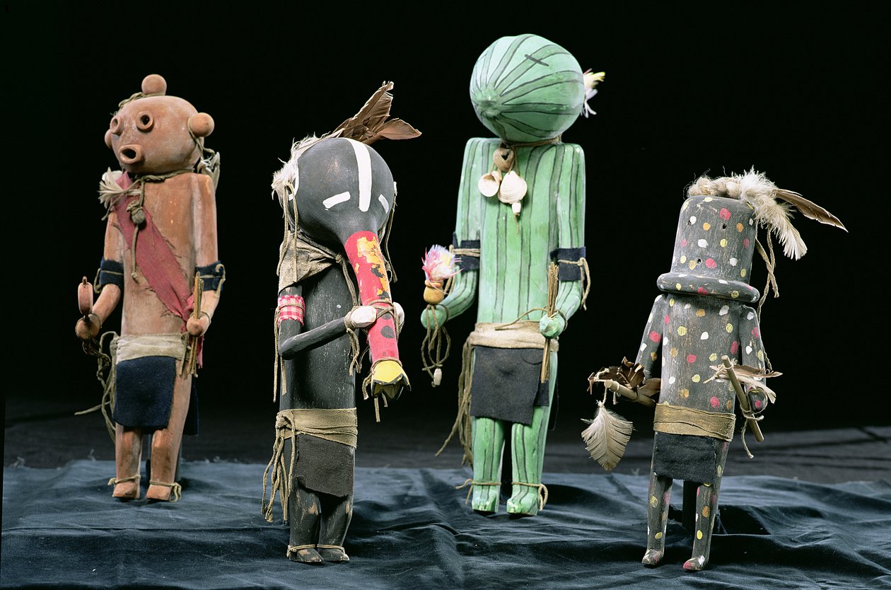Cztery lalki Kachina autorstwa American School