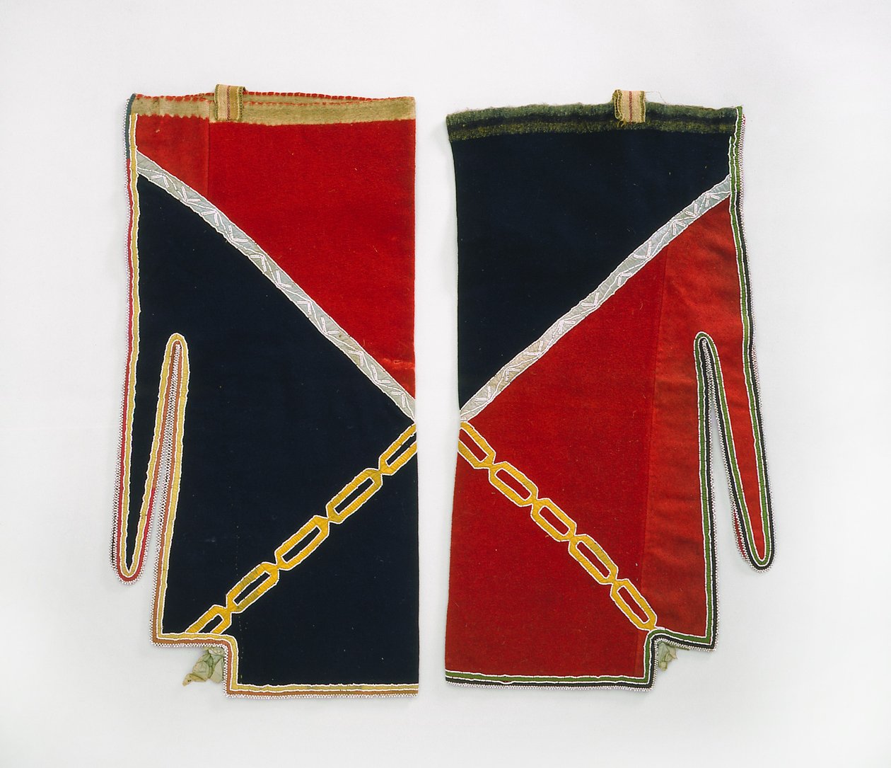 Legginsy, Chippewa, ok. 1840 (tkanina z wełny, koraliki szklane, jedwabna wstążka, paski z włókna łykowego i nici) autorstwa American School