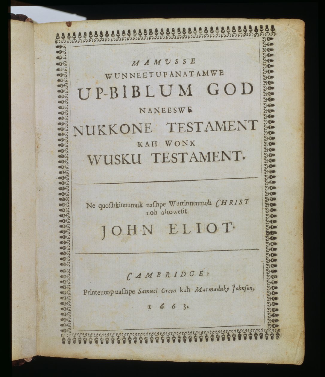 Mamusse Wunneetupanatamwe up-Biblum God (The-Whole Holy his- Bible God), strona tytułowa z Biblii, znanej również jako Biblia Eliota Indian, przetłumaczona na język Massachuset przez wielebnego Jana E. autorstwa American School
