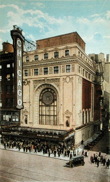 Pocztówka przedstawiająca Chicago Theatre, ok. 1930 (kolor lito) autorstwa American School
