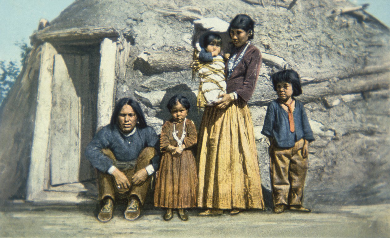 Pocztówka indiańskiej rodziny Navajo przed ich domem lub „hoganem” autorstwa American School