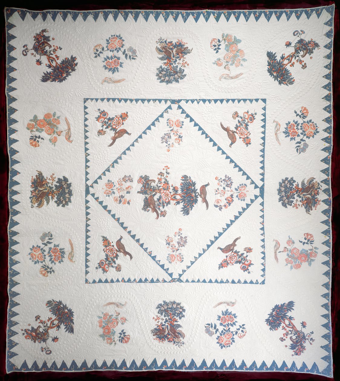 Kołdra z Broderie Perse, ok. 1800 (nakładana, drukowana bawełna na pikowanym podłożu) autorstwa American School