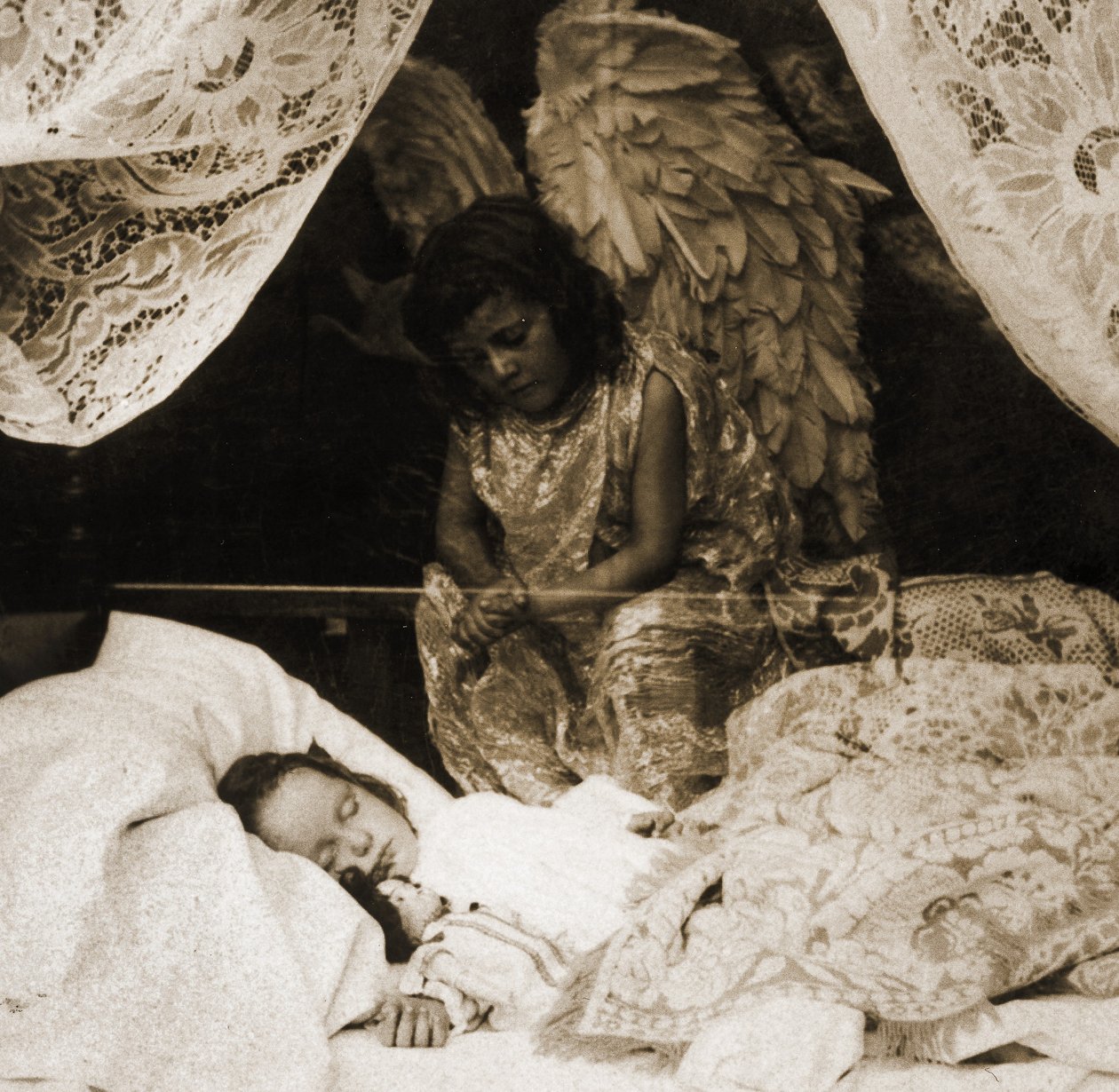 Śpiąca dziewczyna pod opieką swojego Anioła Stróża, 1898 (stereograf) autorstwa American School