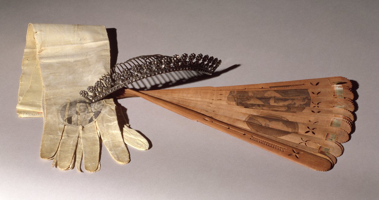 Tiara, rękawiczki i wachlarz, wszystkie założone na bal ku czci Lafayette (1757-1834) 14 września 1824 r. autorstwa American School