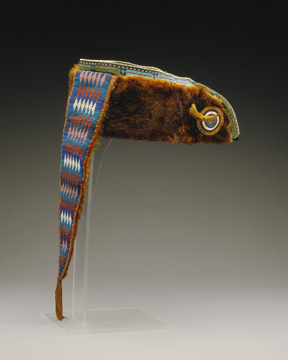 Turban, Mesquakie, ok.1880 (skóra wydry, tkanina bawełniana, jedwabna wstążka, szklane koraliki i pazur niedźwiedzia) autorstwa American School