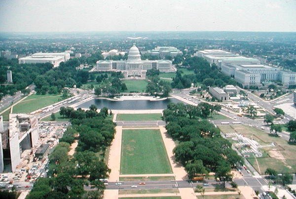 Widok na Kapitol Stanów Zjednoczonych i National Mall autorstwa American School