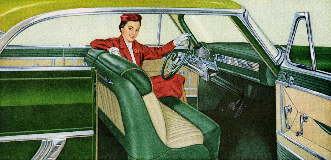 Kobieta siedząca na miejscu kierowcy w coupe z lat 50-tych autorstwa American School