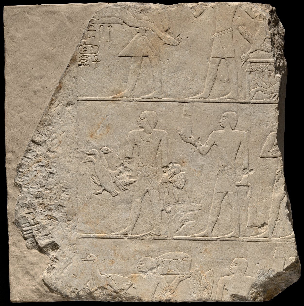 Fragment ściany z grobowca przedstawiający niosących ofiarę autorstwa Ancient Egyptian