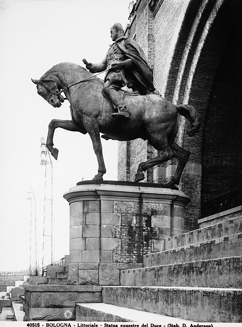 Pomnik konny Benito Mussoliniego; aż do upadku faszyzmu posąg ten znajdował się w Littoriale (Stadio comunale) w Bolonii (zdjęcie czarno-białe) autorstwa Anderson Anderson
