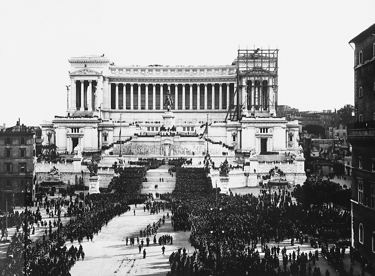 Faszystowska uroczystość ku czci Nieznanego Żołnierza na Altare della Patria (Ołtarz Ojczyzny) w Rzymie, 11.04.1922 (zdjęcie czarno-białe) autorstwa Anderson Anderson