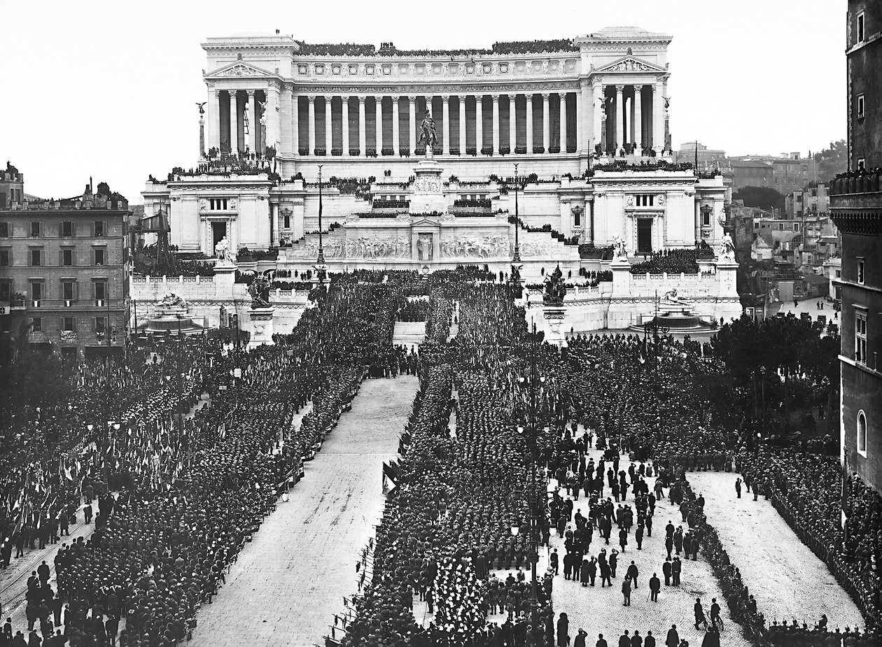 Faszystowskie obchody ku czci Nieznanego Żołnierza na Ołtarzu Ojczyzny w Rzymie, 11.04.1922 (zdjęcie czarno-białe) autorstwa Anderson Anderson
