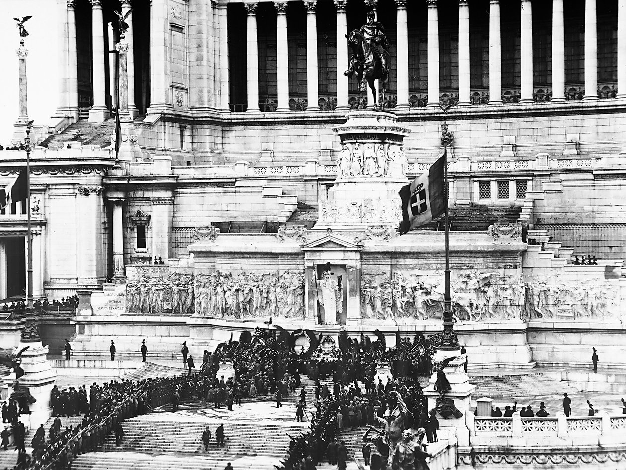 Faszystowska uroczystość ku czci Nieznanego Żołnierza na Altare della Patria (Ołtarz Ojczyzny) w Rzymie, 11.04.1922 (zdjęcie czarno-białe) autorstwa Anderson Anderson