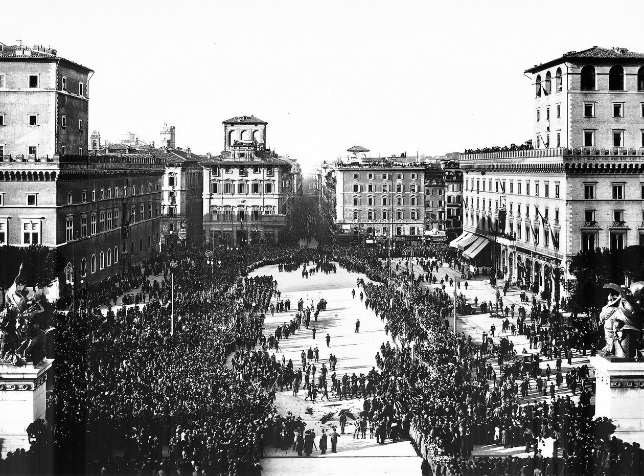 Piazza Venezia w Rzymie podczas faszystowskich uroczystości ku czci Nieznanego Żołnierza na Altare della Patria (Ołtarz Ojczyzny), 11.04.1922 (zdjęcie czarno-białe) autorstwa Anderson Anderson