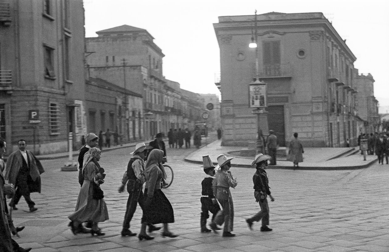 PROCESJA KARNAWAŁOWA W CROTONE, Crotone autorstwa Ando Gilardi