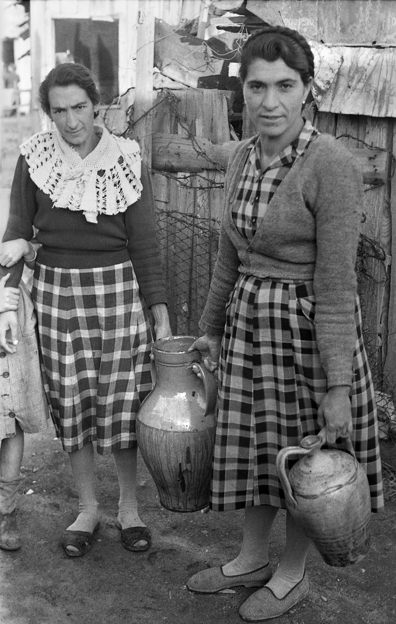 CROTONE - BRAK WODY W DOMACH W WIOSCE ROBOTNICZEJ autorstwa Ando Gilardi