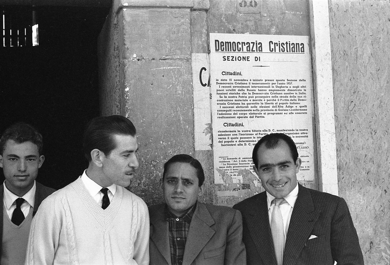 CROTONE - POD MANIFESTEM DC autorstwa Ando Gilardi