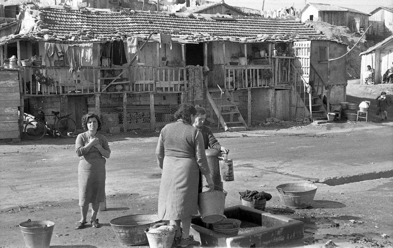 CROTONE - KOBIETY PRZY FONTANNIE autorstwa Ando Gilardi