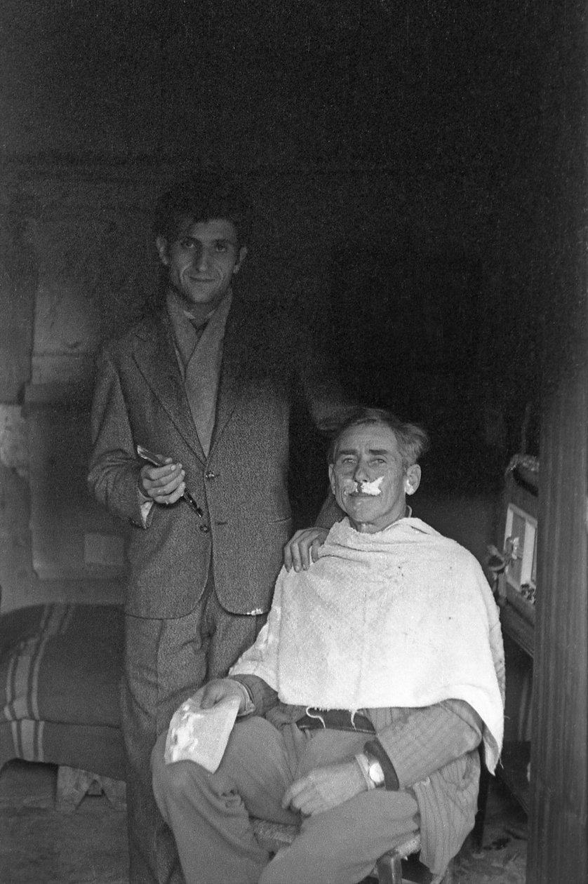 THE SHANGHAI NEIGHBORHOOD BARBER, Crotone autorstwa Ando Gilardi